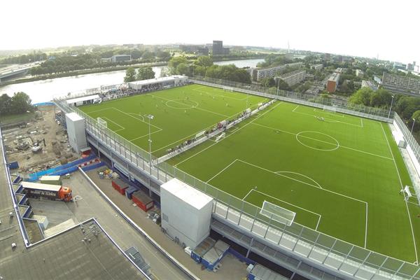 Aanleg 2 kunstgras voetbalvelden op dak parkeergarage - Sportinfrabouw NV